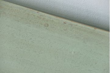 アンティーク家具　アンティークペイント　厚手の材料の脚付き本棚(飾り棚、マス目棚)