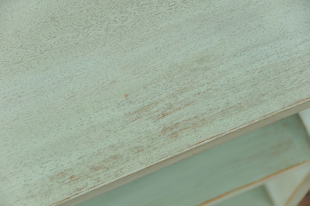 アンティーク家具　アンティークペイント　厚手の材料の脚付き本棚(飾り棚、マス目棚)