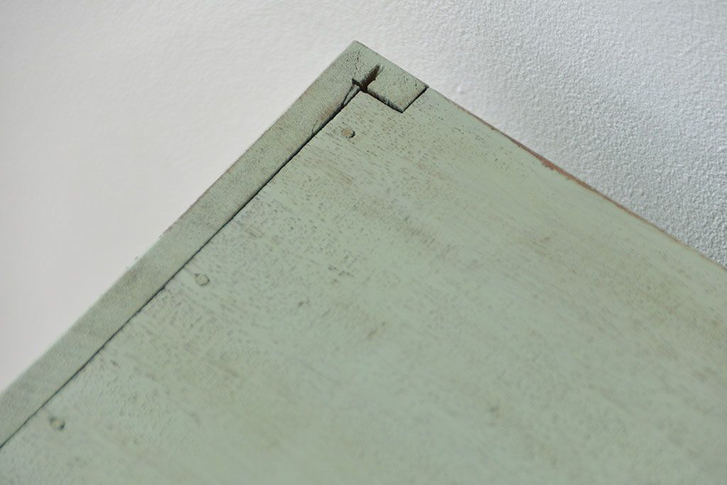 アンティーク家具　アンティークペイント　厚手の材料の脚付き本棚(飾り棚、マス目棚)