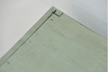 アンティーク家具　アンティークペイント　厚手の材料の脚付き本棚(飾り棚、マス目棚)