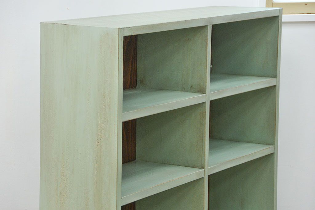 アンティーク家具　アンティークペイント　厚手の材料の脚付き本棚(飾り棚、マス目棚)