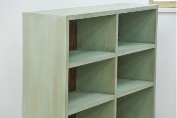 アンティーク家具　アンティークペイント　厚手の材料の脚付き本棚(飾り棚、マス目棚)