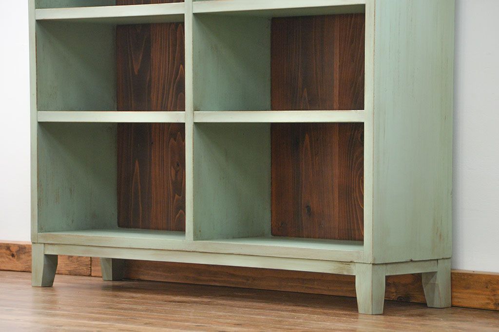 アンティーク家具　アンティークペイント　厚手の材料の脚付き本棚(飾り棚、マス目棚)