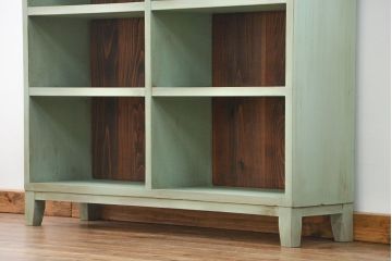 アンティーク家具　アンティークペイント　厚手の材料の脚付き本棚(飾り棚、マス目棚)