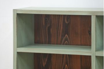 アンティーク家具　アンティークペイント　厚手の材料の脚付き本棚(飾り棚、マス目棚)