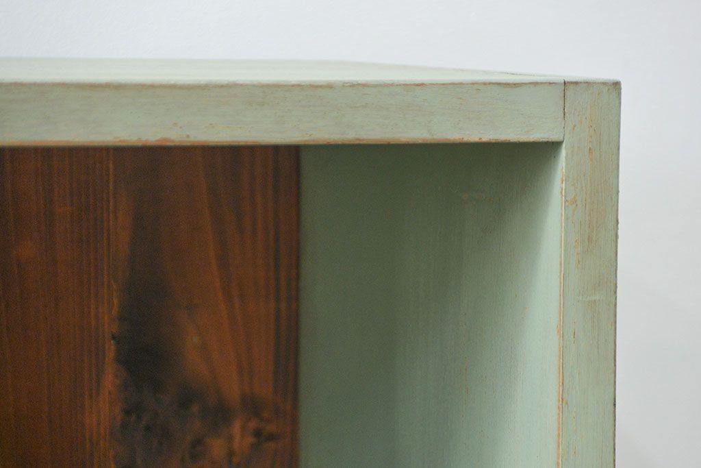 アンティーク家具　アンティークペイント　厚手の材料の脚付き本棚(飾り棚、マス目棚)