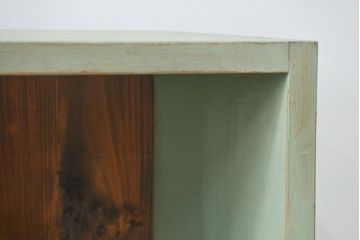 アンティーク家具　アンティークペイント　厚手の材料の脚付き本棚(飾り棚、マス目棚)