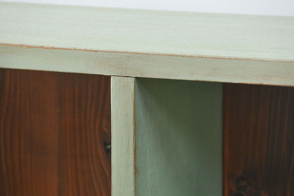 アンティーク家具　アンティークペイント　厚手の材料の脚付き本棚(飾り棚、マス目棚)