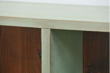 アンティーク家具　アンティークペイント　厚手の材料の脚付き本棚(飾り棚、マス目棚)