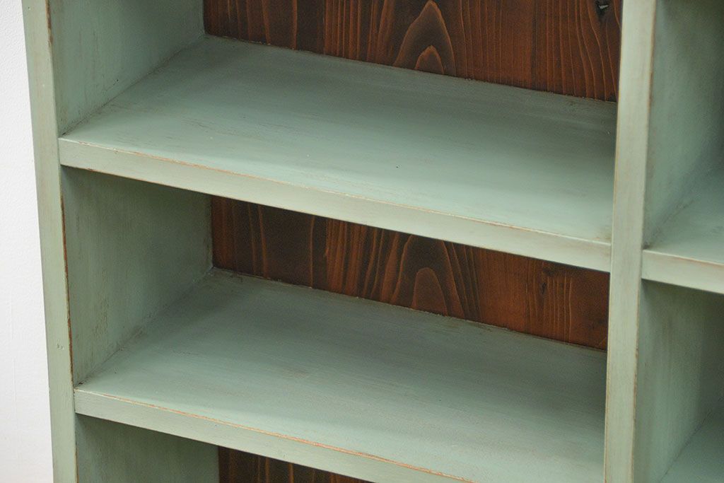 アンティーク家具　アンティークペイント　厚手の材料の脚付き本棚(飾り棚、マス目棚)