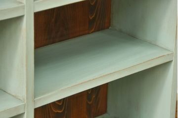 アンティーク家具　アンティークペイント　厚手の材料の脚付き本棚(飾り棚、マス目棚)