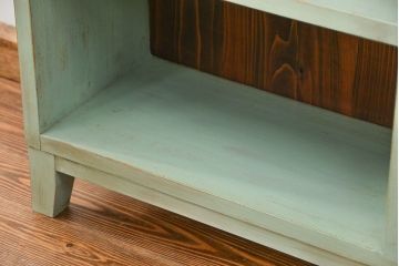 アンティーク家具　アンティークペイント　厚手の材料の脚付き本棚(飾り棚、マス目棚)