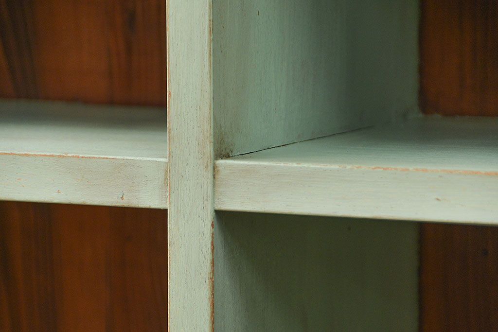 アンティーク家具　アンティークペイント　厚手の材料の脚付き本棚(飾り棚、マス目棚)