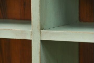 アンティーク家具　アンティークペイント　厚手の材料の脚付き本棚(飾り棚、マス目棚)