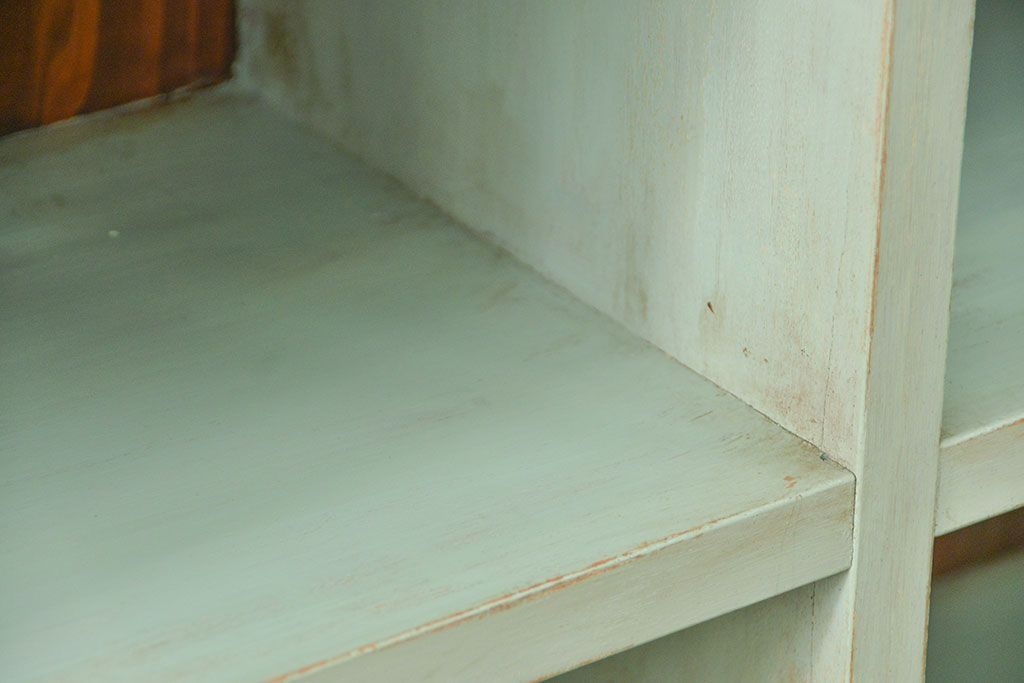 アンティーク家具　アンティークペイント　厚手の材料の脚付き本棚(飾り棚、マス目棚)