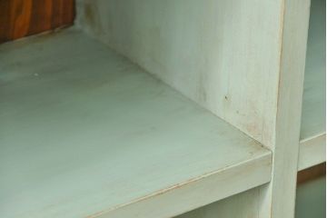 アンティーク家具　アンティークペイント　厚手の材料の脚付き本棚(飾り棚、マス目棚)