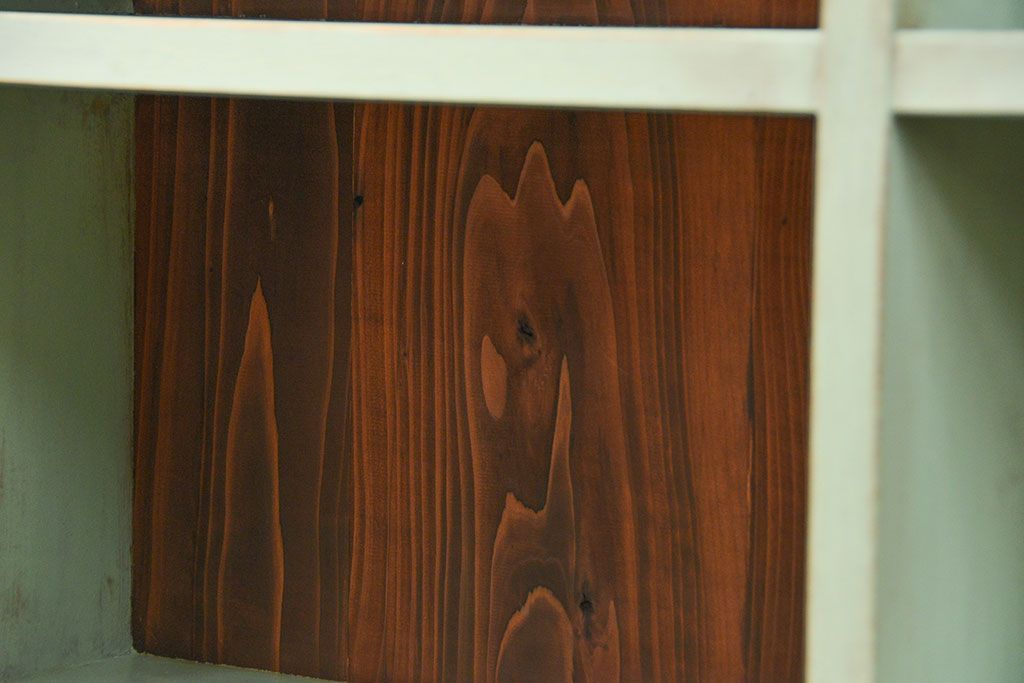 アンティーク家具　アンティークペイント　厚手の材料の脚付き本棚(飾り棚、マス目棚)