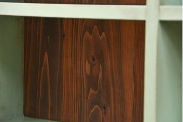 アンティーク家具　アンティークペイント　厚手の材料の脚付き本棚(飾り棚、マス目棚)