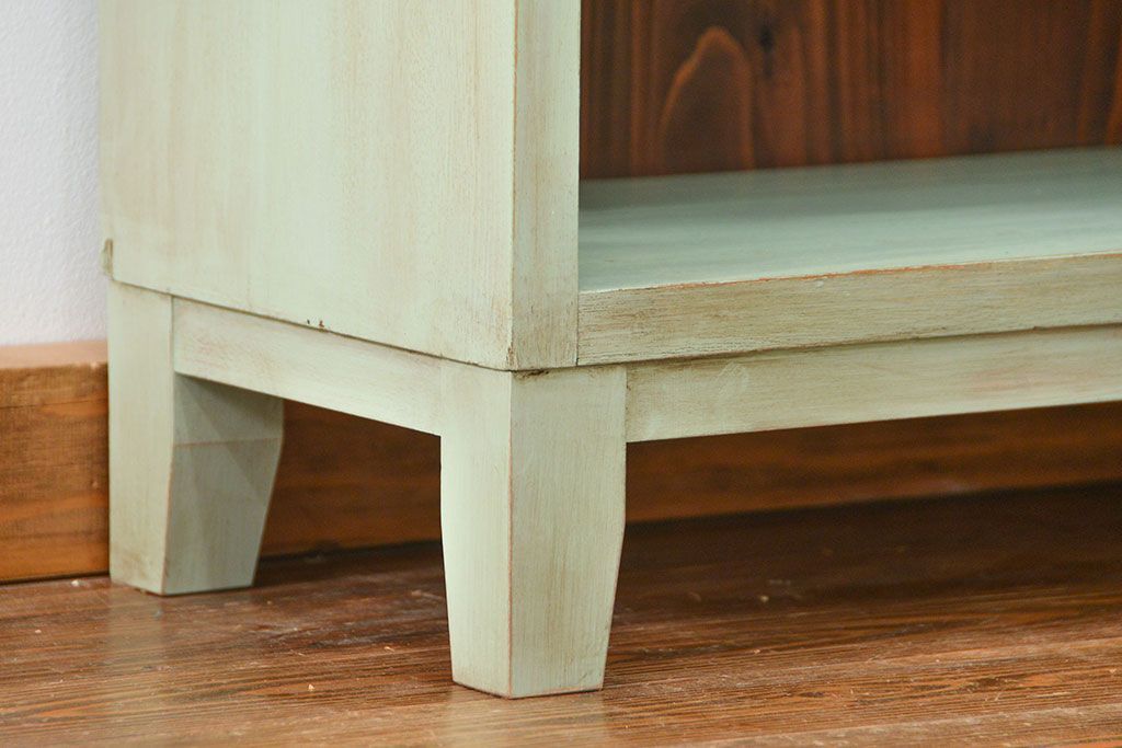 アンティーク家具　アンティークペイント　厚手の材料の脚付き本棚(飾り棚、マス目棚)