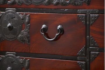 アンティーク家具　古民具・骨董 前面欅材　漆のキレイな仙台箪笥　(時代箪笥)