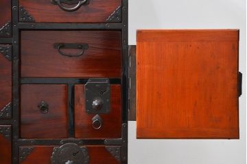 アンティーク家具　古民具・骨董 前面欅材　漆のキレイな仙台箪笥　(時代箪笥)