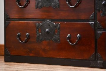 アンティーク家具　古民具・骨董 前面欅材　漆のキレイな仙台箪笥　(時代箪笥)