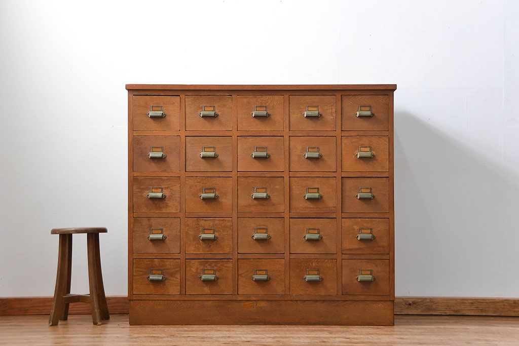 レトロ家具　アンティーク シンプルでレトロな25杯引き出し収納(薬箪笥、チェスト、ドロワー)