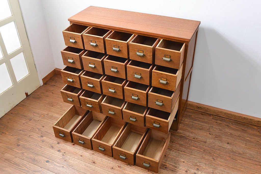 レトロ家具　アンティーク シンプルでレトロな25杯引き出し収納(薬箪笥、チェスト、ドロワー)
