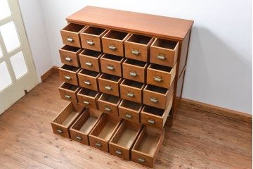 レトロ家具　アンティーク シンプルでレトロな25杯引き出し収納(薬箪笥、チェスト、ドロワー)