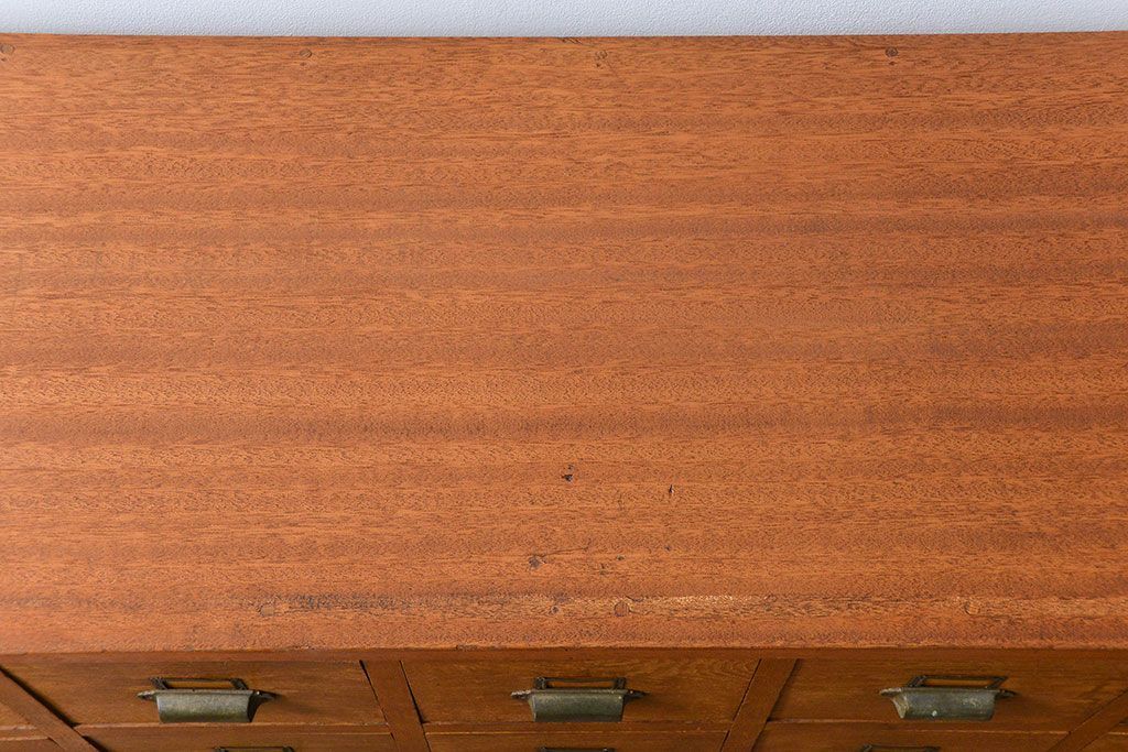 レトロ家具　アンティーク シンプルでレトロな25杯引き出し収納(薬箪笥、チェスト、ドロワー)