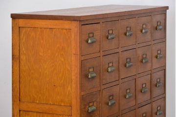 レトロ家具　アンティーク シンプルでレトロな25杯引き出し収納(薬箪笥、チェスト、ドロワー)