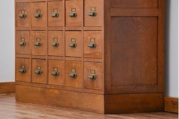 レトロ家具　アンティーク シンプルでレトロな25杯引き出し収納(薬箪笥、チェスト、ドロワー)