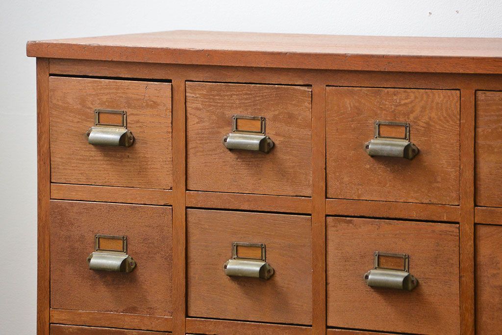 レトロ家具　アンティーク シンプルでレトロな25杯引き出し収納(薬箪笥、チェスト、ドロワー)