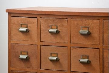レトロ家具　アンティーク シンプルでレトロな25杯引き出し収納(薬箪笥、チェスト、ドロワー)