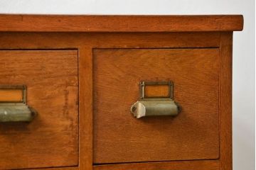 レトロ家具　アンティーク シンプルでレトロな25杯引き出し収納(薬箪笥、チェスト、ドロワー)