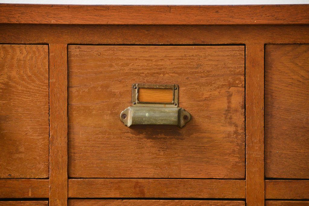 レトロ家具　アンティーク シンプルでレトロな25杯引き出し収納(薬箪笥、チェスト、ドロワー)