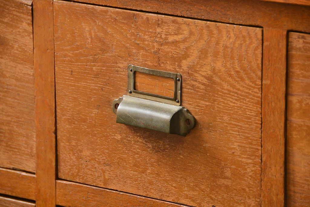 レトロ家具　アンティーク シンプルでレトロな25杯引き出し収納(薬箪笥、チェスト、ドロワー)