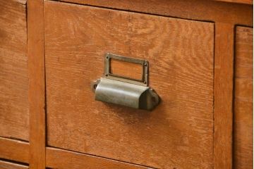 レトロ家具　アンティーク シンプルでレトロな25杯引き出し収納(薬箪笥、チェスト、ドロワー)