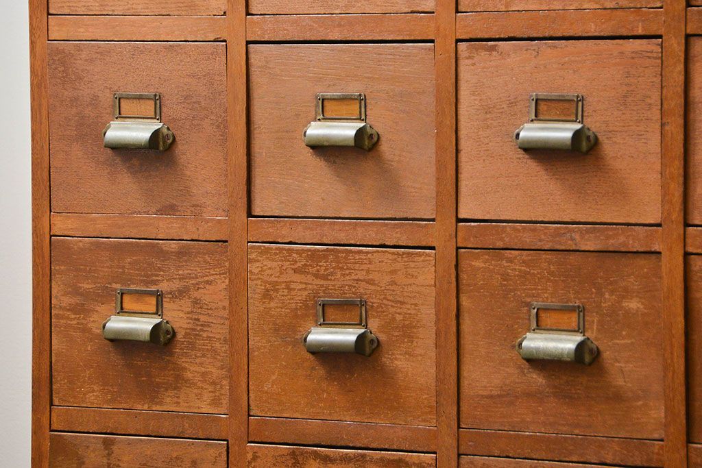 レトロ家具　アンティーク シンプルでレトロな25杯引き出し収納(薬箪笥、チェスト、ドロワー)