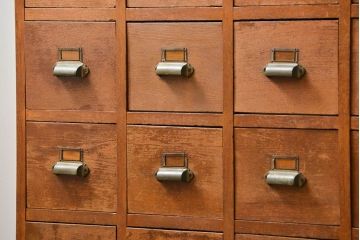 レトロ家具　アンティーク シンプルでレトロな25杯引き出し収納(薬箪笥、チェスト、ドロワー)