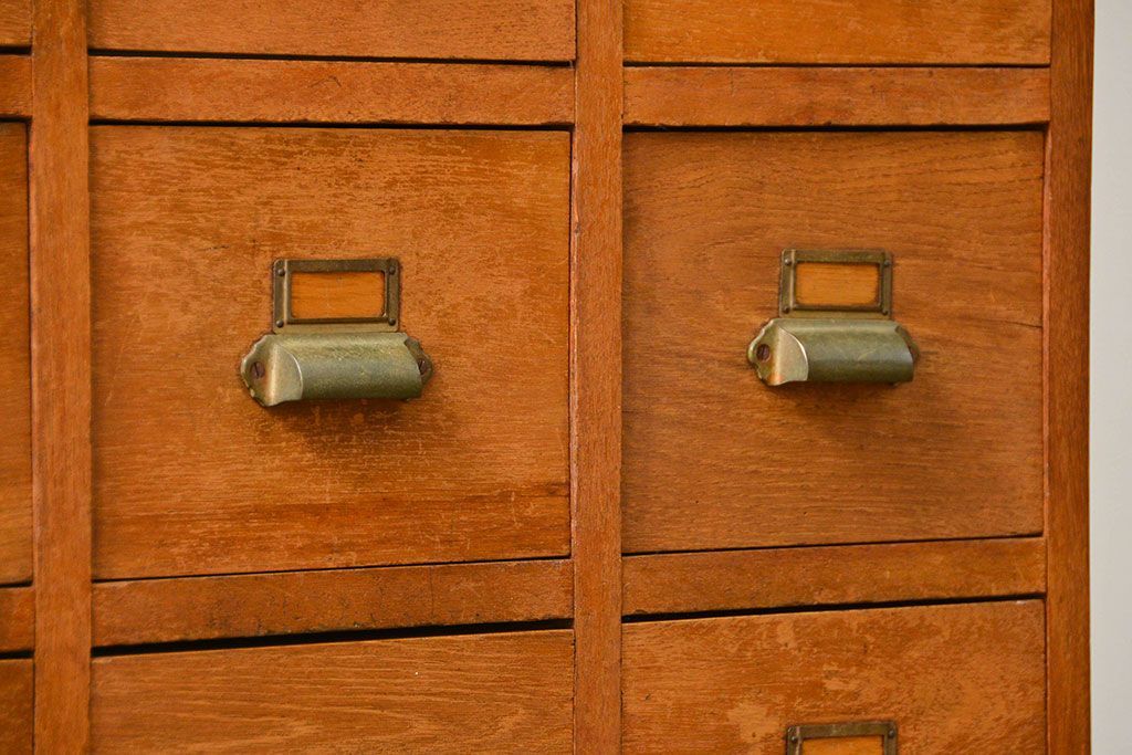 レトロ家具　アンティーク シンプルでレトロな25杯引き出し収納(薬箪笥、チェスト、ドロワー)