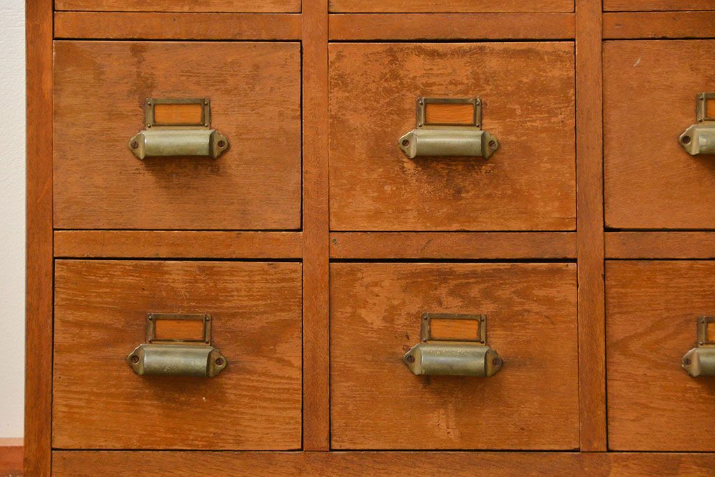 レトロ家具　アンティーク シンプルでレトロな25杯引き出し収納(薬箪笥、チェスト、ドロワー)