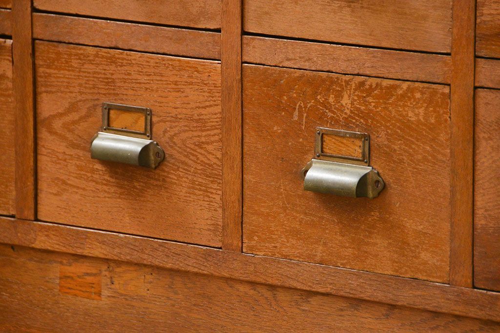 レトロ家具　アンティーク シンプルでレトロな25杯引き出し収納(薬箪笥、チェスト、ドロワー)