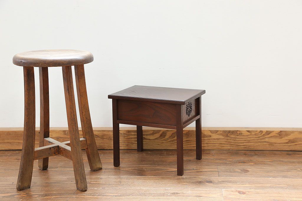 アンティーク雑貨　古民具・骨董 古い桑材の上質な透かし彫り　花台(サイドテーブル)