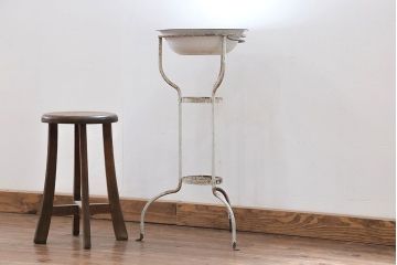アンティーク雑貨　昭和レトロ スタンド付きのホーロー洗面器(シンク、手洗いスタンド)