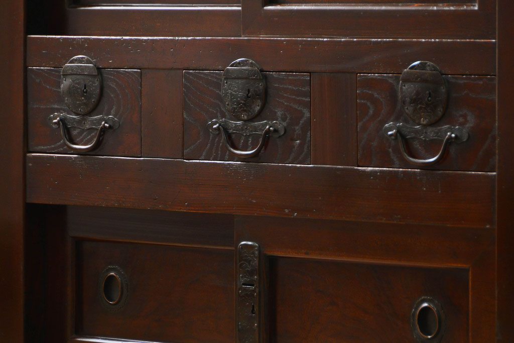 アンティーク家具　アンティーク 使い込まれた収納箪笥サイドボード　(水屋箪笥、キャビネット、チェスト)