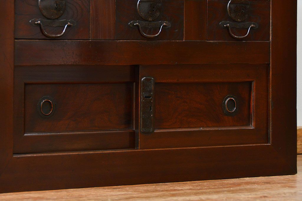 アンティーク家具　アンティーク 使い込まれた収納箪笥サイドボード　(水屋箪笥、キャビネット、チェスト)