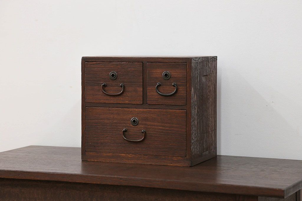 アンティーク家具　アンティーク 古い木の小さな3杯小引き出し