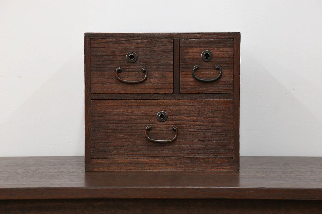 アンティーク家具　アンティーク 古い木の小さな3杯小引き出し