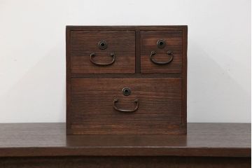 アンティーク家具　アンティーク 古い木の小さな3杯小引き出し
